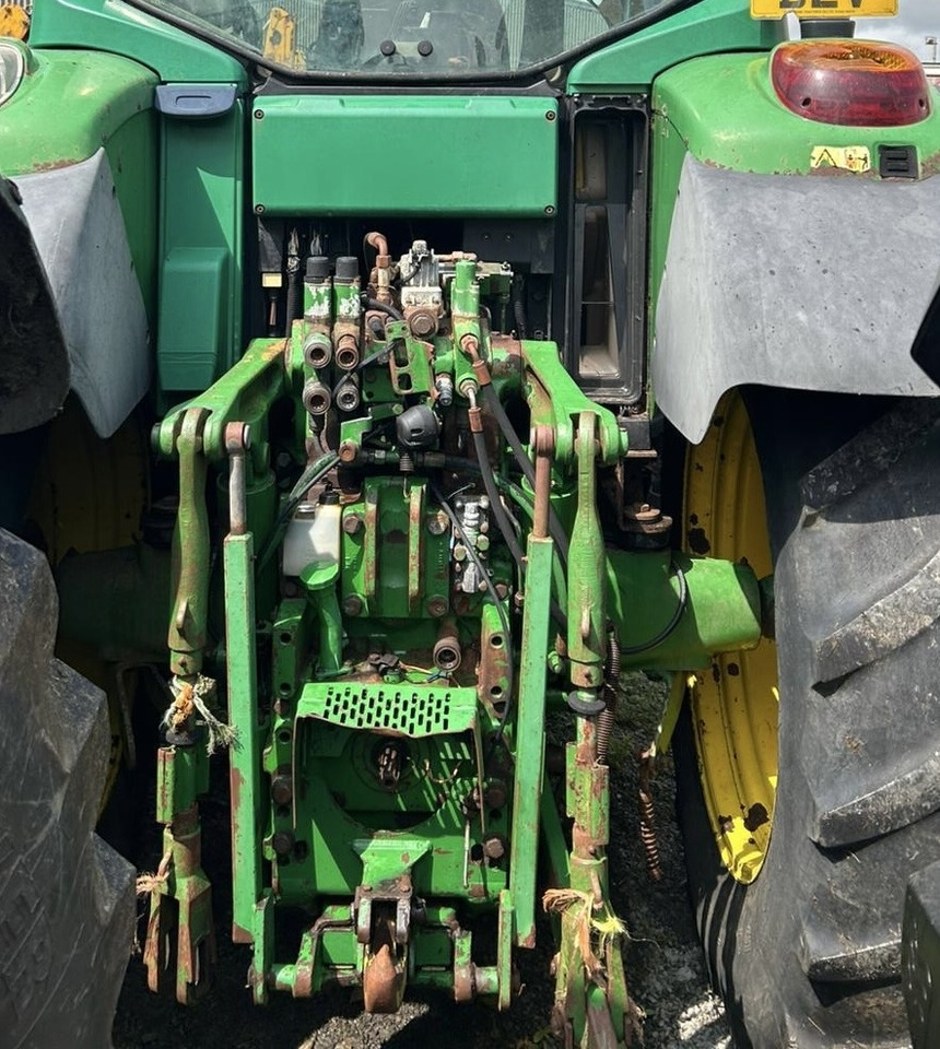 JOHN DEERE 6820 - Τρακτέρ: φωτογραφία 2 JOHN DEERE 6820 - Τρακτέρ: φωτογραφία 2