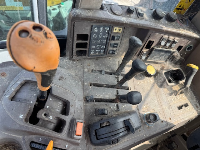 JOHN DEERE 6820 - Τρακτέρ: φωτογραφία 5 JOHN DEERE 6820 - Τρακτέρ: φωτογραφία 5