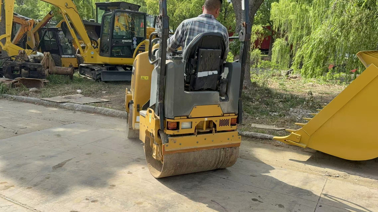 CATERPILLAR CB14B - Οδοστρωτήρας: φωτογραφία 2 CATERPILLAR CB14B - Οδοστρωτήρας: φωτογραφία 2