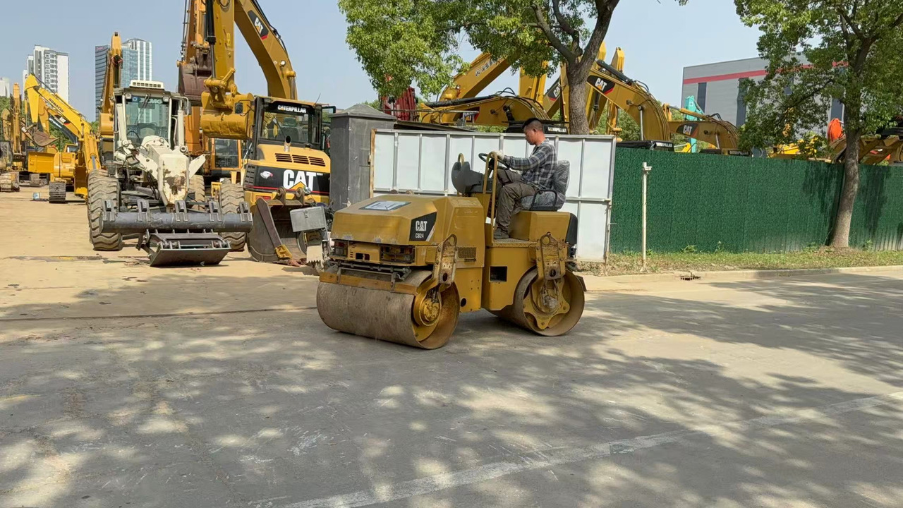 CATERPILLAR CB24B - Οδοστρωτήρας: φωτογραφία 1 CATERPILLAR CB24B - Οδοστρωτήρας: φωτογραφία 1