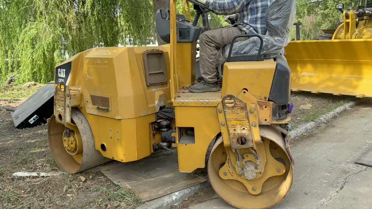 CATERPILLAR CB24B - Οδοστρωτήρας: φωτογραφία 2 CATERPILLAR CB24B - Οδοστρωτήρας: φωτογραφία 2