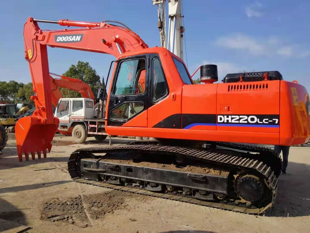 DOOSAN DH220LC - Ερπυστριοφόρος εκσκαφέας: φωτογραφία 1 DOOSAN DH220LC - Ερπυστριοφόρος εκσκαφέας: φωτογραφία 1