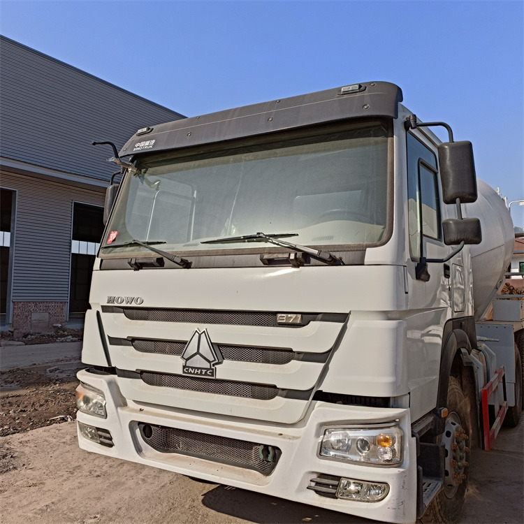 HOWO HOWO-white mixer pump truck - Μπετονιέρα αντλία: φωτογραφία 4 HOWO HOWO-white mixer pump truck - Μπετονιέρα αντλία: φωτογραφία 4