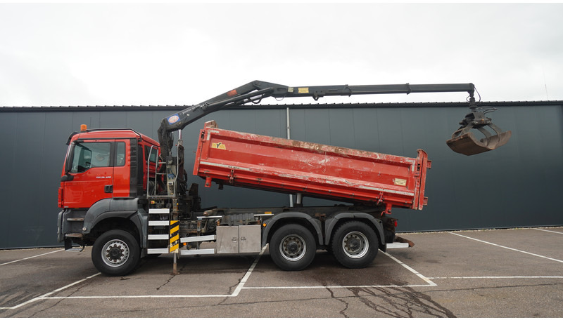 MAN TGS 28.400 6X6 2 SIDE TIPPER WITH HMF 1643 CRANE 376.400KM - Φορτηγό με γερανό: φωτογραφία 1 MAN TGS 28.400 6X6 2 SIDE TIPPER WITH HMF 1643 CRANE 376.400KM - Φορτηγό με γερανό: φωτογραφία 1