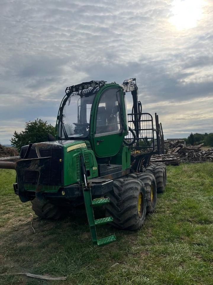 John Deere 810 E - Λαστιχοφόρα προωθητικo - forwarder: φωτογραφία 2 John Deere 810 E - Λαστιχοφόρα προωθητικo - forwarder: φωτογραφία 2