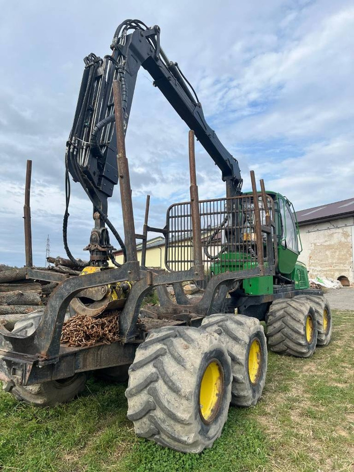 John Deere 810 E - Λαστιχοφόρα προωθητικo - forwarder: φωτογραφία 1 John Deere 810 E - Λαστιχοφόρα προωθητικo - forwarder: φωτογραφία 1