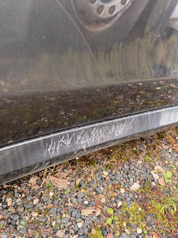 Porsche Diesel Edition 300 PS Kratzer an Kotflügel - Λιμουζίνα/ Sedan: φωτογραφία 4 Porsche Diesel Edition 300 PS Kratzer an Kotflügel - Λιμουζίνα/ Sedan: φωτογραφία 4