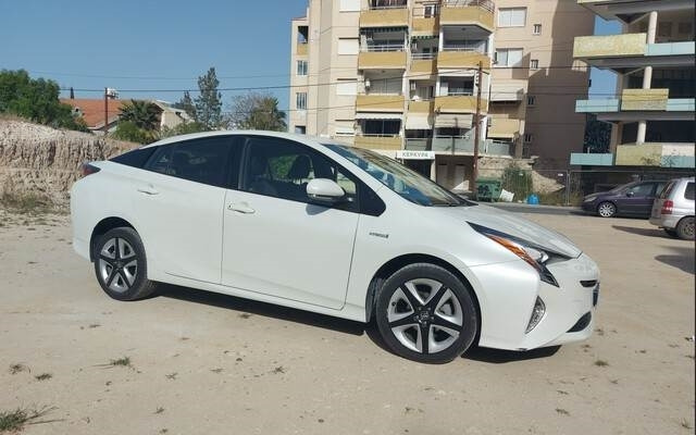 Toyota Prius Hybrid - Αυτοκίνητο: φωτογραφία 4 Toyota Prius Hybrid - Αυτοκίνητο: φωτογραφία 4
