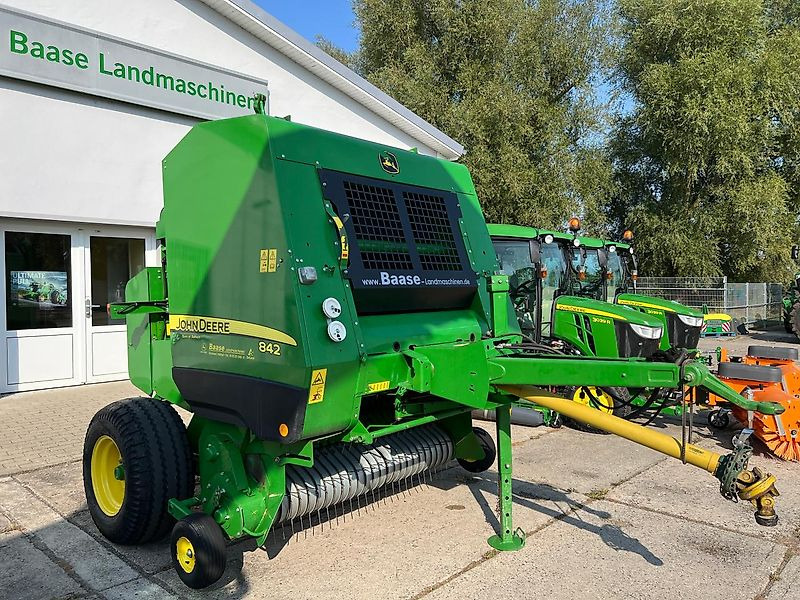 John Deere 842 HiFlow - Χορτοδετική μηχανή στρόγγυλης μπάλας: φωτογραφία 1 John Deere 842 HiFlow - Χορτοδετική μηχανή στρόγγυλης μπάλας: φωτογραφία 1