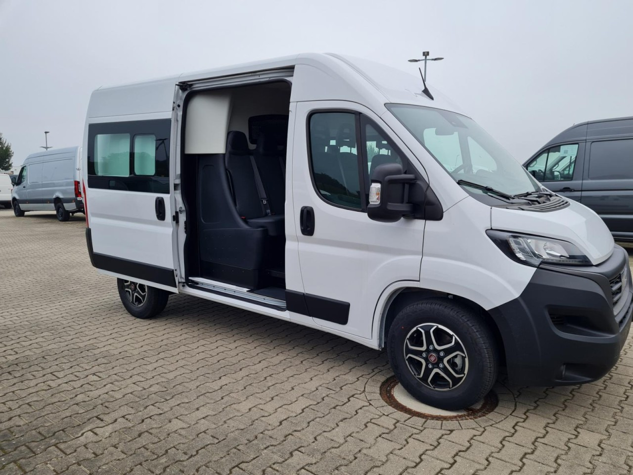 Fiat Ducato 35 Kasten Doka 7-Sitze 2x Schiebetür Maxi L2H2 - Βαν, Διπλοκάμπινο ελαφρύ επαγγελματικό: φωτογραφία 3 Fiat Ducato 35 Kasten Doka 7-Sitze 2x Schiebetür Maxi L2H2 - Βαν, Διπλοκάμπινο ελαφρύ επαγγελματικό: φωτογραφία 3
