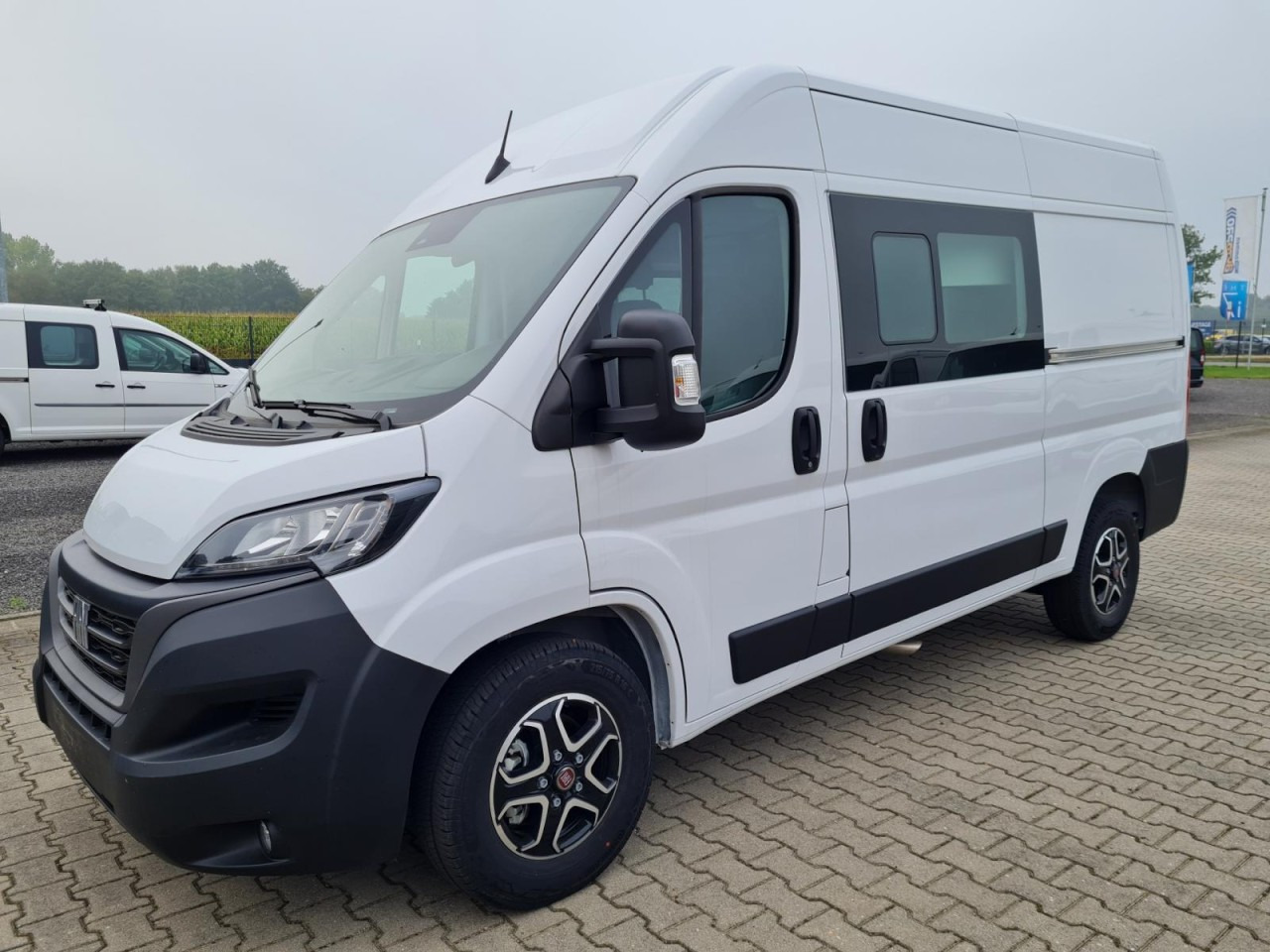 Leasing  Fiat Ducato 35 Kombi Doka 7-Sitze 2x Schiebetür Maxi L2H2 Fiat Ducato 35 Kombi Doka 7-Sitze 2x Schiebetür Maxi L2H2: φωτογραφία 17