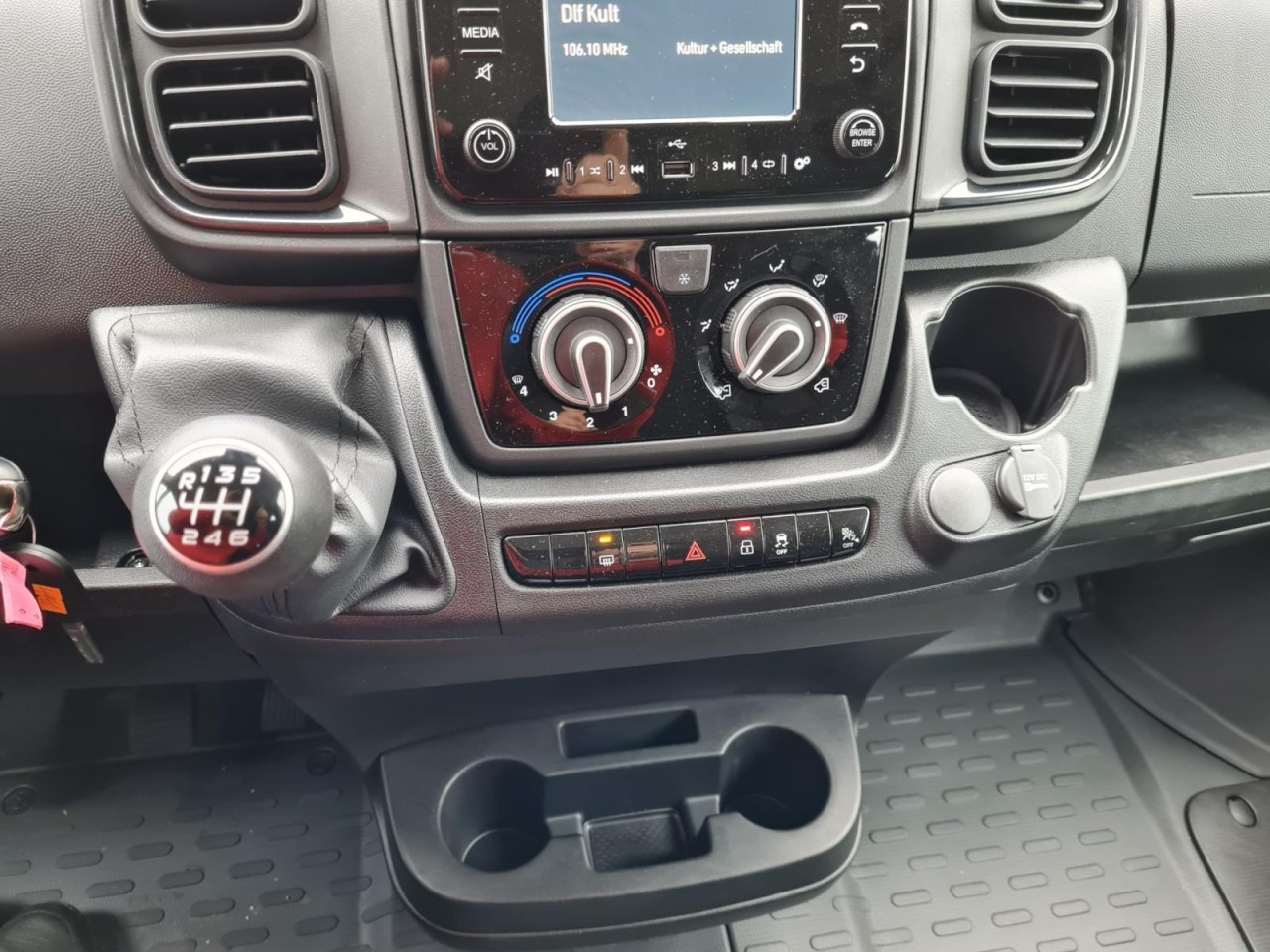 Leasing  Fiat Ducato 35 Kombi Doka 7-Sitze 2x Schiebetür Maxi L2H2 Fiat Ducato 35 Kombi Doka 7-Sitze 2x Schiebetür Maxi L2H2: φωτογραφία 20