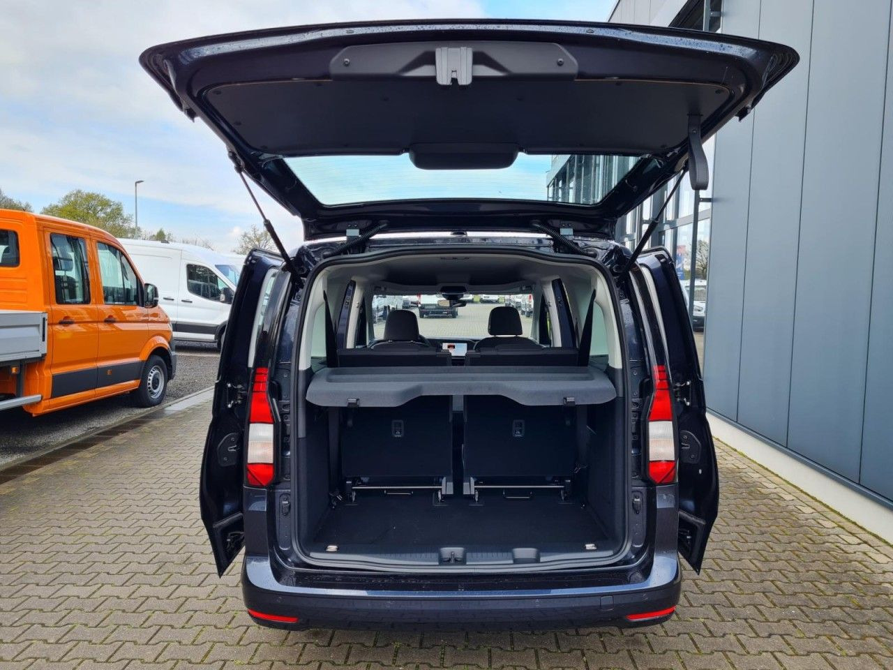 Volkswagen Caddy Maxi Kombi 7-Sitze 1.5 TSI DSG NAVI/APP TE - Αυτοκίνητο: φωτογραφία 5 Volkswagen Caddy Maxi Kombi 7-Sitze 1.5 TSI DSG NAVI/APP TE - Αυτοκίνητο: φωτογραφία 5