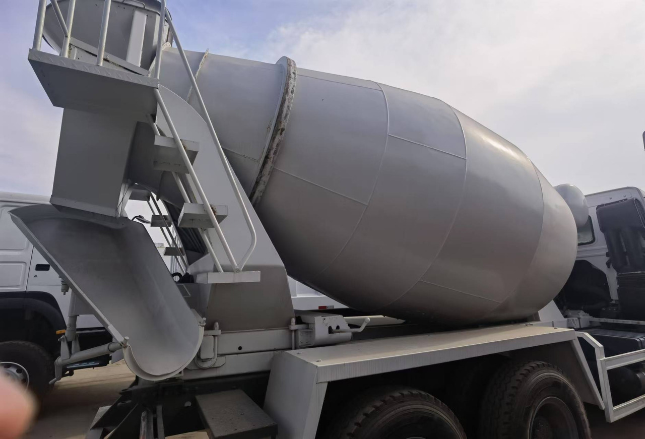 Sinotruk HOWO 371 Concrete mixer truck - Μπετονιέρα φορτηγό: φωτογραφία 3 Sinotruk HOWO 371 Concrete mixer truck - Μπετονιέρα φορτηγό: φωτογραφία 3