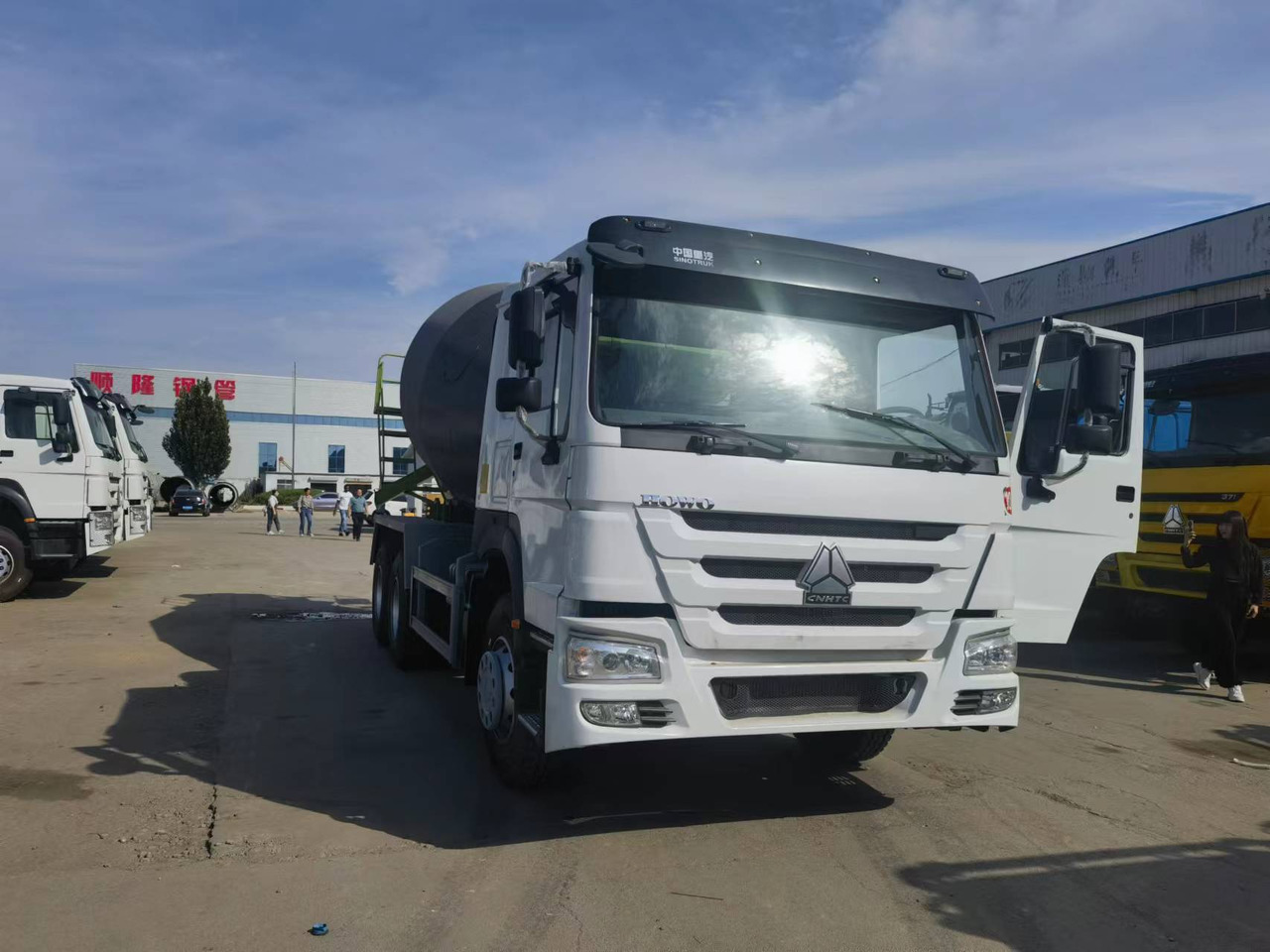 Sinotruk HOWO 6*4 Concrete mixer truck - Μπετονιέρα φορτηγό: φωτογραφία 1 Sinotruk HOWO 6*4 Concrete mixer truck - Μπετονιέρα φορτηγό: φωτογραφία 1