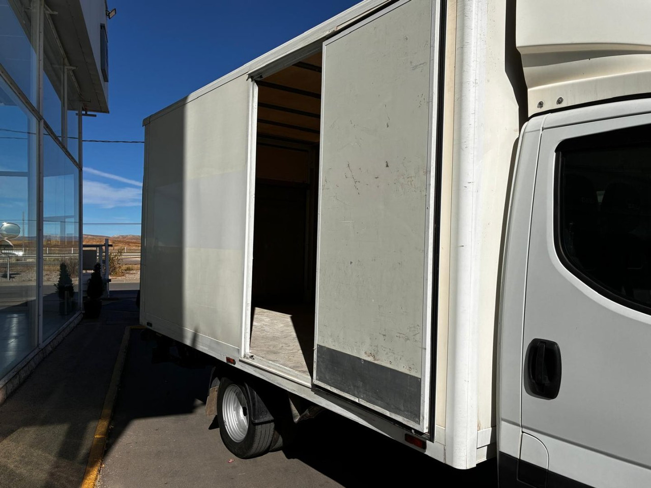 Caja cerrada con plataforma elevadora IVECO 35C14 20m3 con puerta lateral - Επαγγελματικό αυτοκίνητο κόφα: φωτογραφία 5 Caja cerrada con plataforma elevadora IVECO 35C14 20m3 con puerta lateral - Επαγγελματικό αυτοκίνητο κόφα: φωτογραφία 5