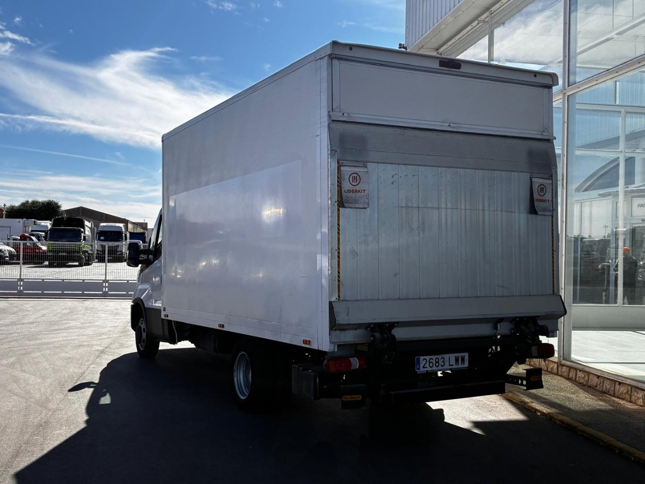 Caja cerrada con plataforma elevadora IVECO 35C14 20m3 con puerta lateral - Επαγγελματικό αυτοκίνητο κόφα: φωτογραφία 4 Caja cerrada con plataforma elevadora IVECO 35C14 20m3 con puerta lateral - Επαγγελματικό αυτοκίνητο κόφα: φωτογραφία 4