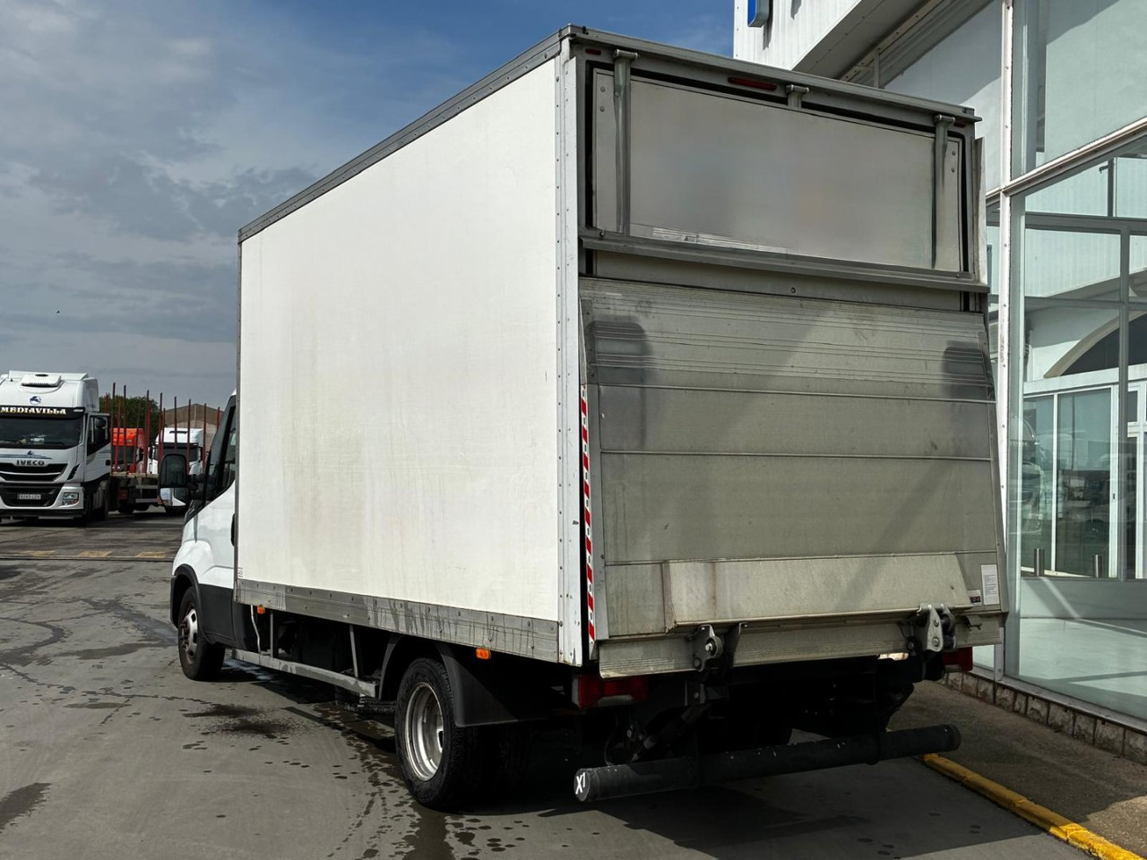 Caja cerrada con plataforma elevadora IVECO 35C16 20m3 Automática - Επαγγελματικό αυτοκίνητο κόφα: φωτογραφία 4 Caja cerrada con plataforma elevadora IVECO 35C16 20m3 Automática - Επαγγελματικό αυτοκίνητο κόφα: φωτογραφία 4