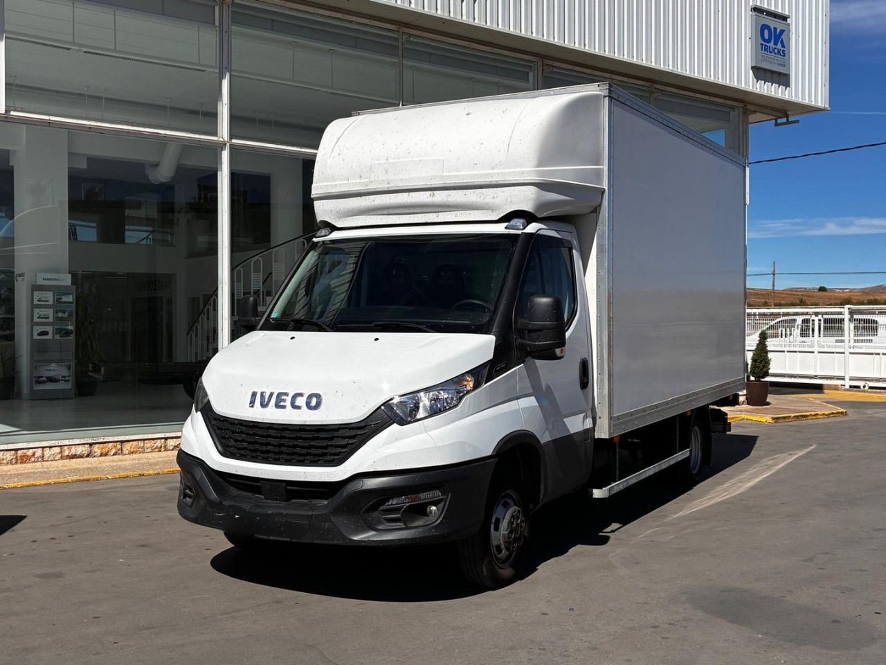 Caja cerrada con plataforma elevadora IVECO 35C16 20m3 con puerta lateral - Επαγγελματικό αυτοκίνητο κόφα: φωτογραφία 1 Caja cerrada con plataforma elevadora IVECO 35C16 20m3 con puerta lateral - Επαγγελματικό αυτοκίνητο κόφα: φωτογραφία 1