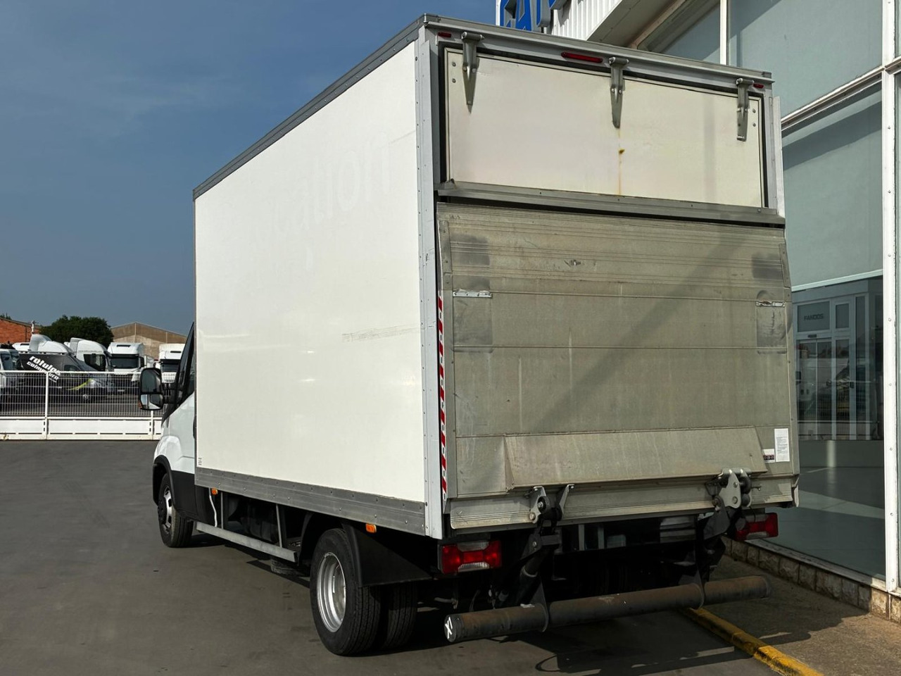 Caja cerrada con plataforma elevadora IVECO 35C16 20m3 - Επαγγελματικό αυτοκίνητο κόφα: φωτογραφία 4 Caja cerrada con plataforma elevadora IVECO 35C16 20m3 - Επαγγελματικό αυτοκίνητο κόφα: φωτογραφία 4