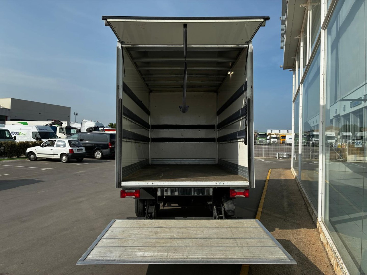 Caja cerrada con plataforma elevadora IVECO 35C16 20m3 - Επαγγελματικό αυτοκίνητο κόφα: φωτογραφία 5 Caja cerrada con plataforma elevadora IVECO 35C16 20m3 - Επαγγελματικό αυτοκίνητο κόφα: φωτογραφία 5