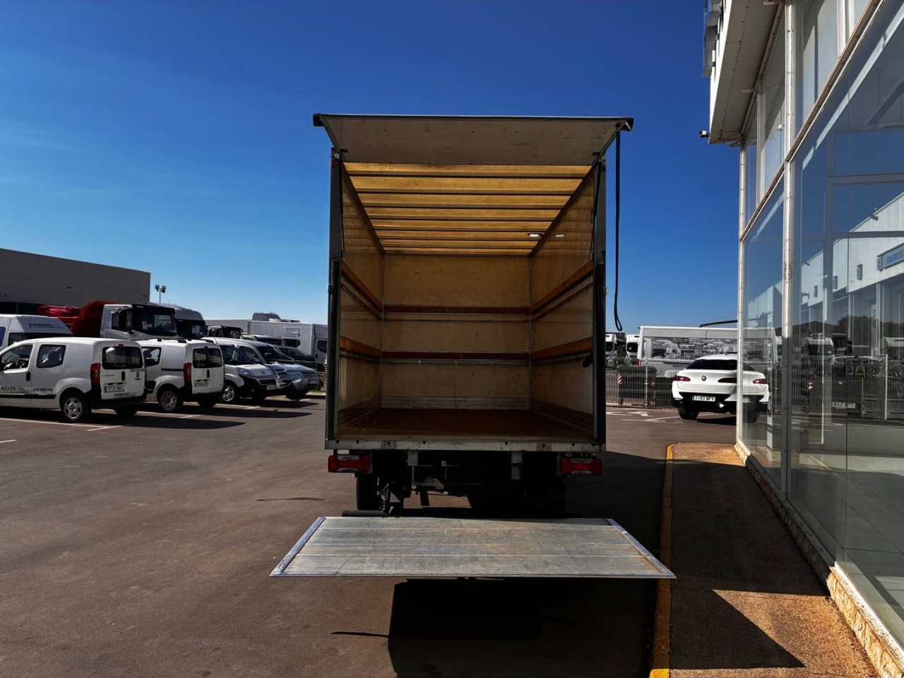 Caja cerrada con plataforma elevadora IVECO 35C16 20m3 - Επαγγελματικό αυτοκίνητο κόφα: φωτογραφία 5 Caja cerrada con plataforma elevadora IVECO 35C16 20m3 - Επαγγελματικό αυτοκίνητο κόφα: φωτογραφία 5