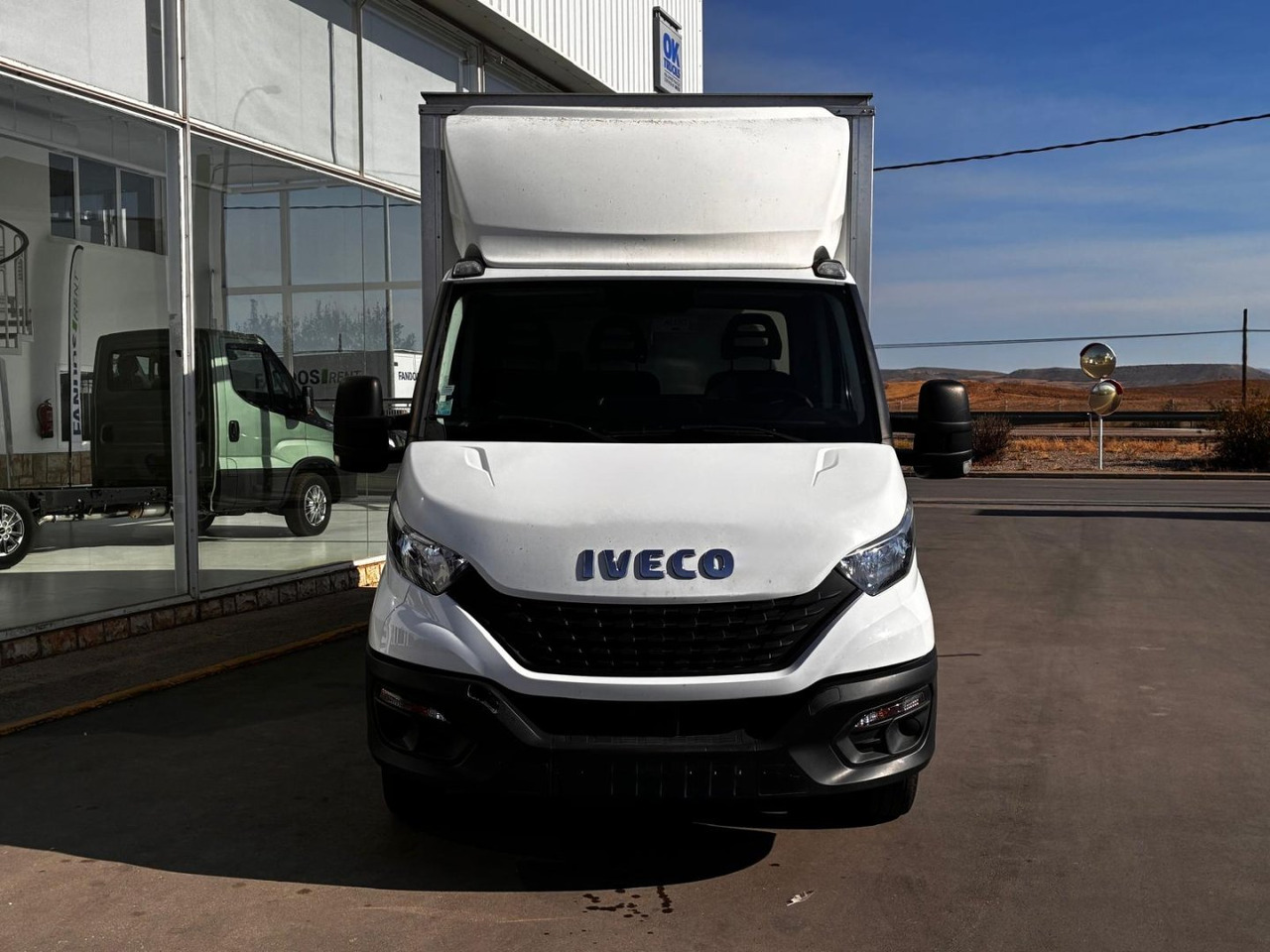 Caja cerrada con plataforma elevadora IVECO 35C16 20m3 - Επαγγελματικό αυτοκίνητο κόφα: φωτογραφία 2 Caja cerrada con plataforma elevadora IVECO 35C16 20m3 - Επαγγελματικό αυτοκίνητο κόφα: φωτογραφία 2
