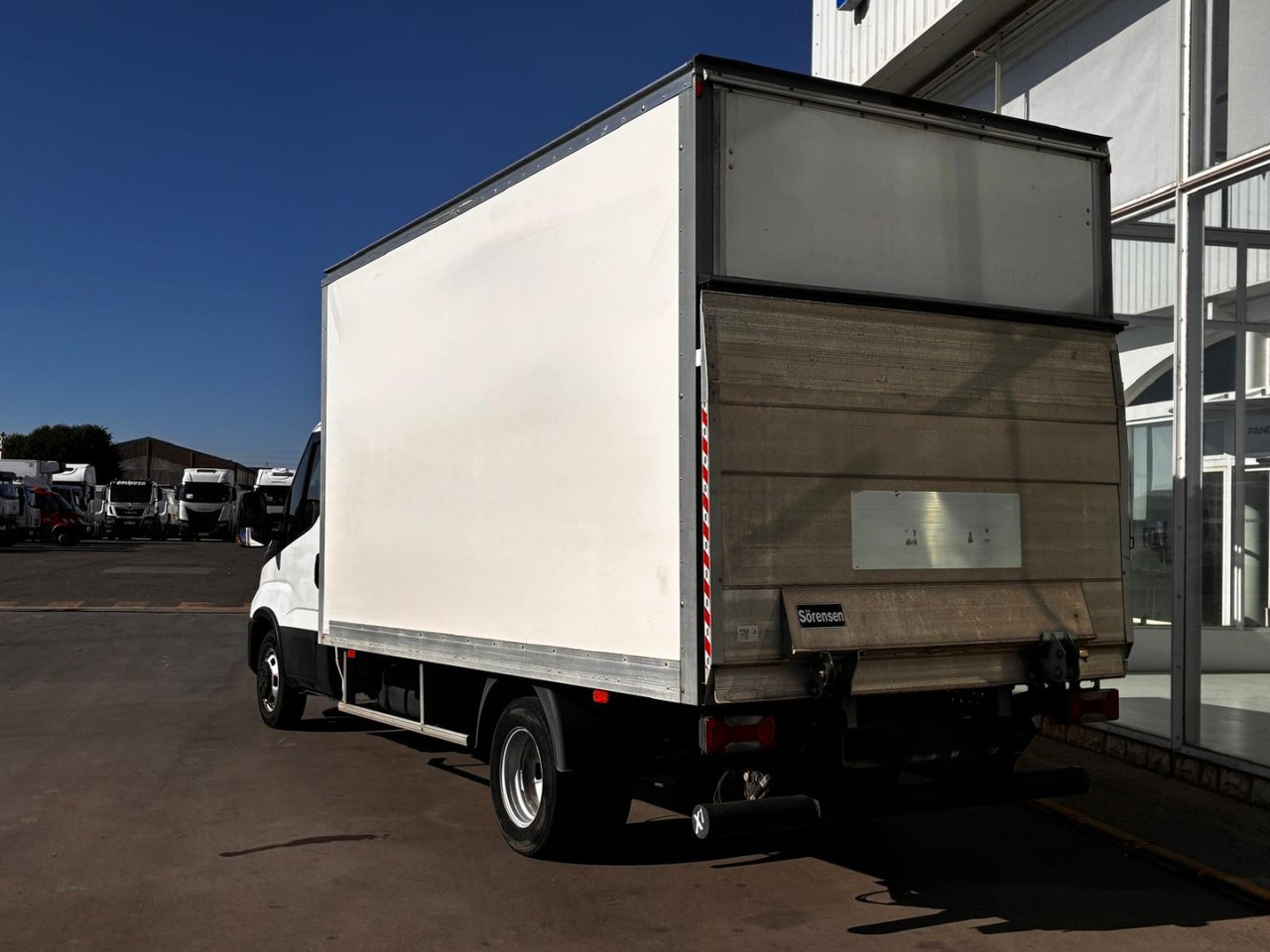 Caja cerrada con plataforma elevadora IVECO 35C16 20m3 - Επαγγελματικό αυτοκίνητο κόφα: φωτογραφία 4 Caja cerrada con plataforma elevadora IVECO 35C16 20m3 - Επαγγελματικό αυτοκίνητο κόφα: φωτογραφία 4