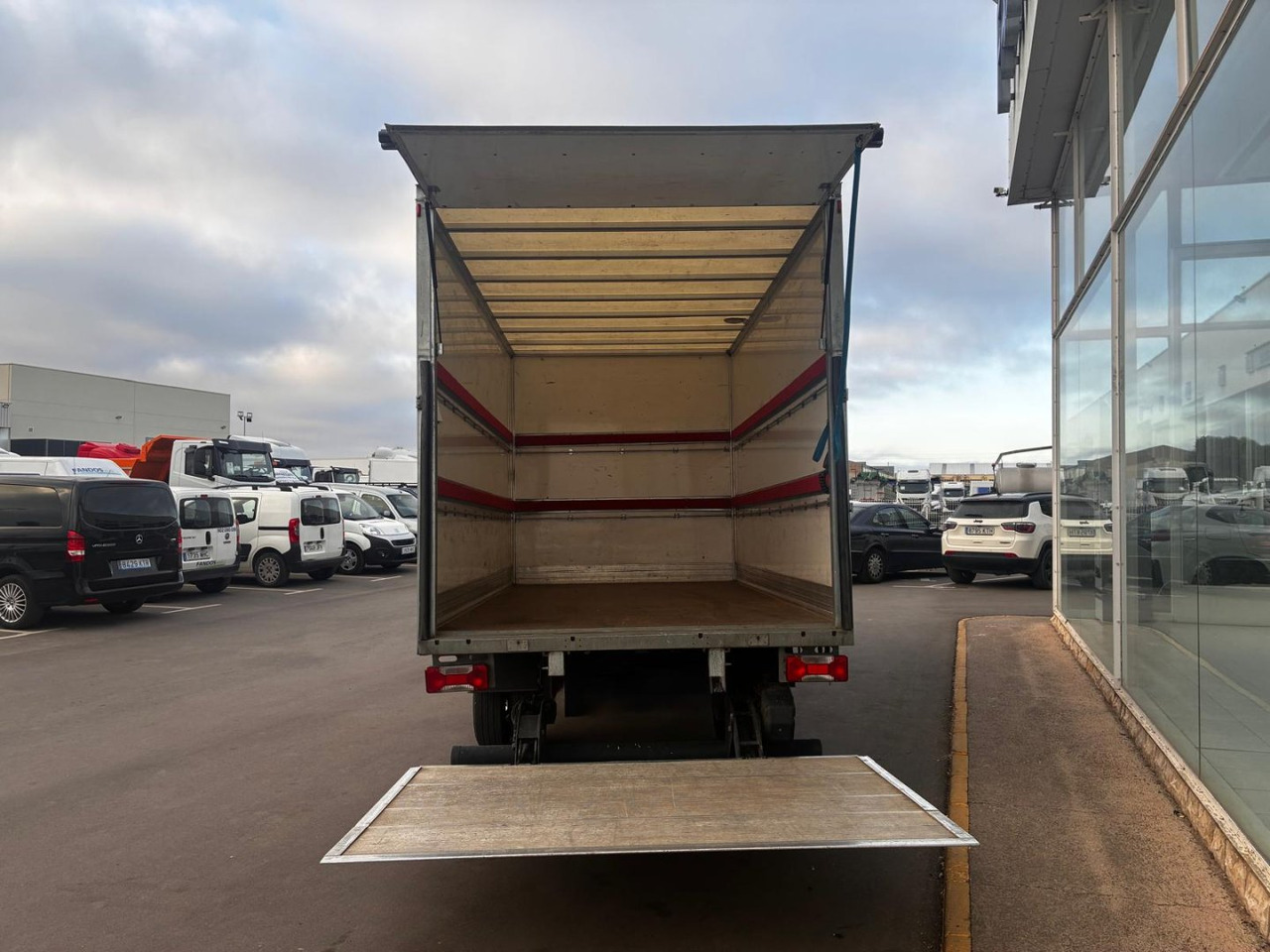 Caja cerrada con plataforma elevadora IVECO 35C16 3.0 20m3 - Επαγγελματικό αυτοκίνητο κόφα: φωτογραφία 5 Caja cerrada con plataforma elevadora IVECO 35C16 3.0 20m3 - Επαγγελματικό αυτοκίνητο κόφα: φωτογραφία 5