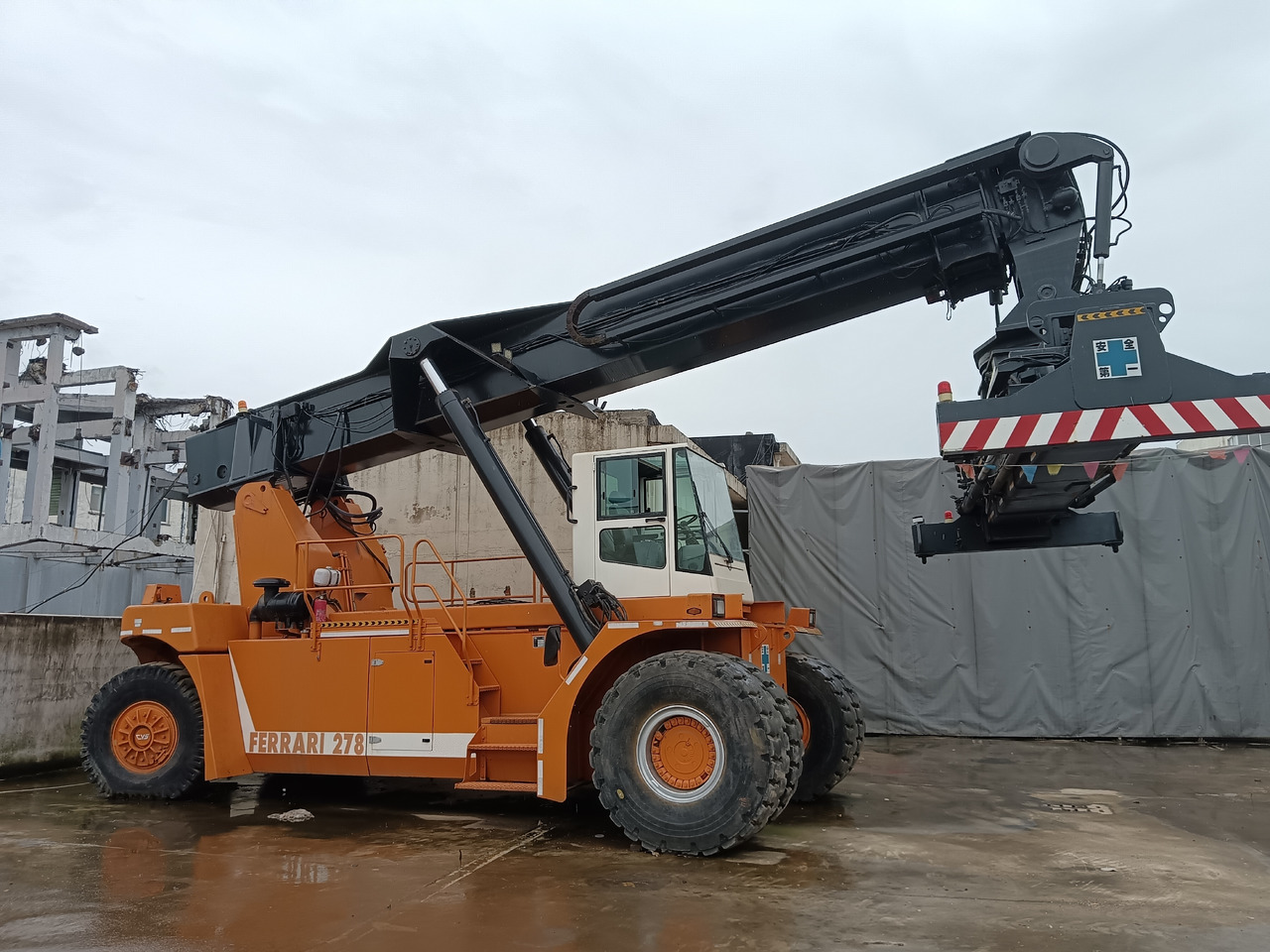 CVS FERRARRI 278 Ferrarri F278.6 - Reachstacker: φωτογραφία 2 CVS FERRARRI 278 Ferrarri F278.6 - Reachstacker: φωτογραφία 2