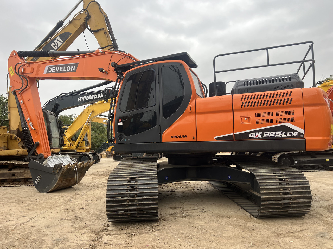 DEVELON DX225 - Ερπυστριοφόρος εκσκαφέας: φωτογραφία 1 DEVELON DX225 - Ερπυστριοφόρος εκσκαφέας: φωτογραφία 1