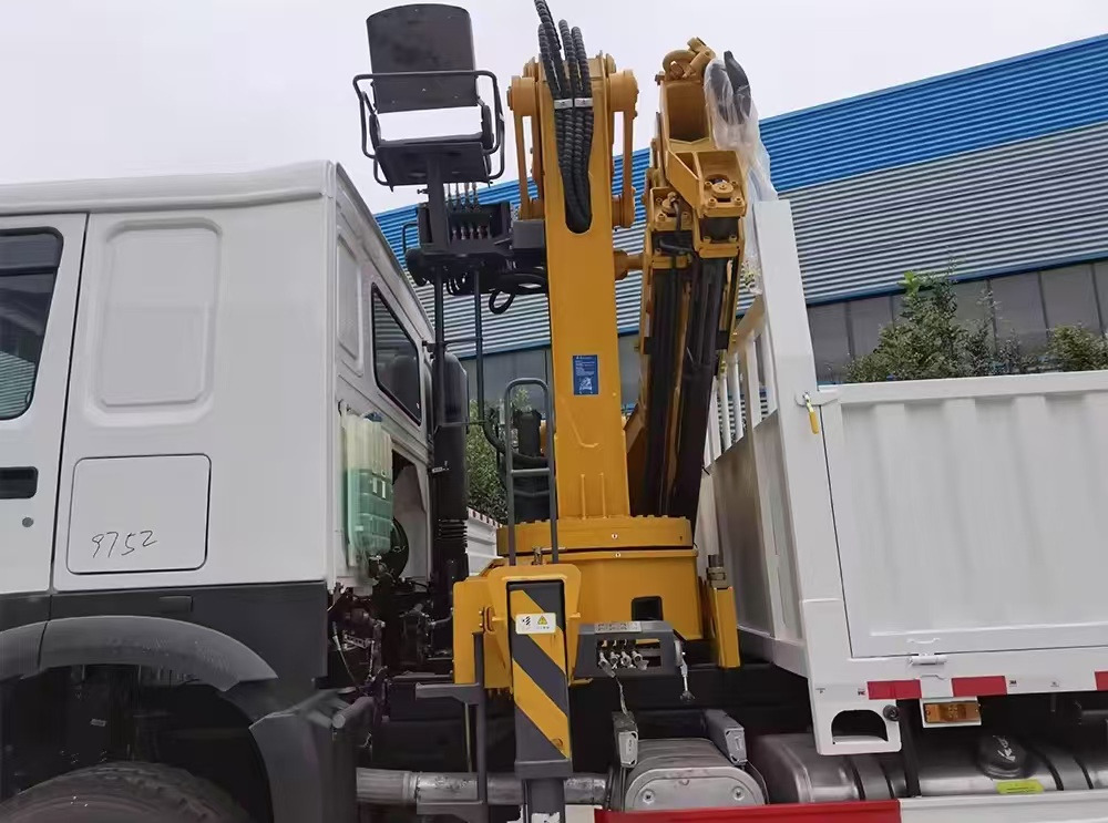 SINOTRUK HOWO 8 TON Knuckle Boom Crane TRUCK MOUNTED CRANE - Φορτηγό με γερανό: φωτογραφία 3 SINOTRUK HOWO 8 TON Knuckle Boom Crane TRUCK MOUNTED CRANE - Φορτηγό με γερανό: φωτογραφία 3