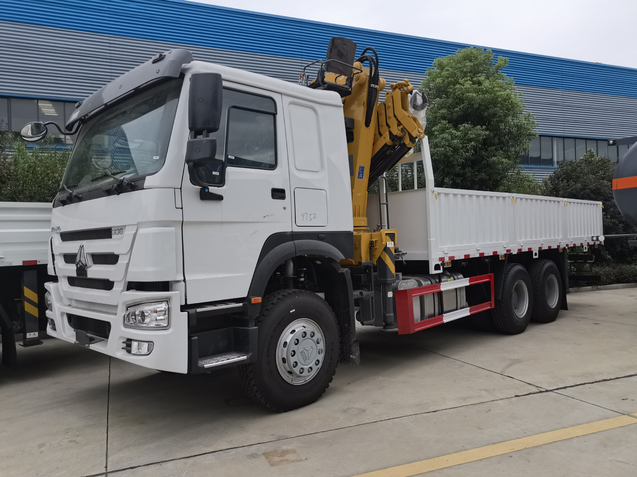 SINOTRUK HOWO 8 TON TRUCK MOUNTED CRANE - Φορτηγό με γερανό: φωτογραφία 1 SINOTRUK HOWO 8 TON TRUCK MOUNTED CRANE - Φορτηγό με γερανό: φωτογραφία 1