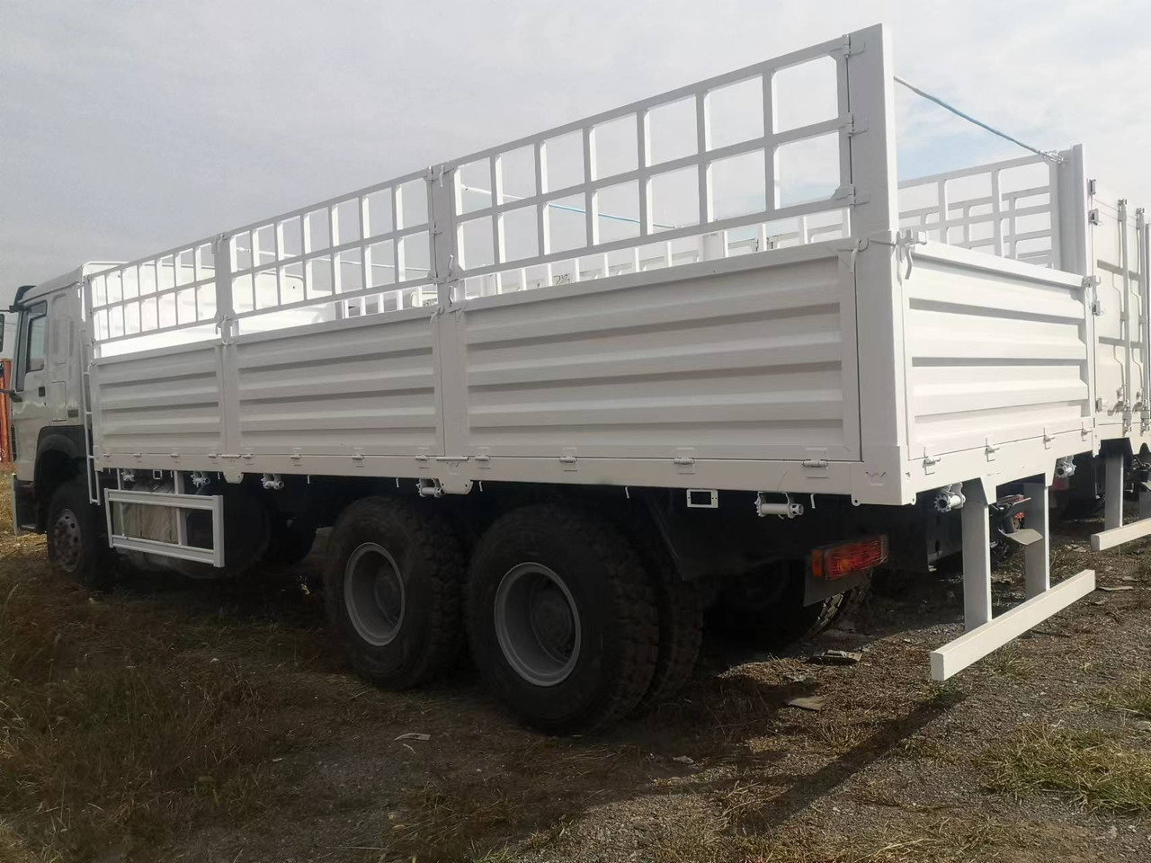 SINOTRUK HOWO FENCE DUMP TRUCK - Φορτηγό μεταφορά ζώων: φωτογραφία 3 SINOTRUK HOWO FENCE DUMP TRUCK - Φορτηγό μεταφορά ζώων: φωτογραφία 3