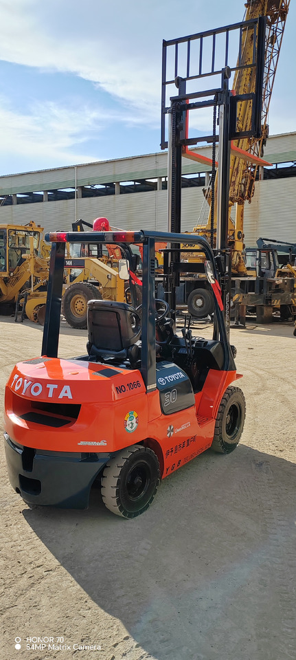 TOYOTA FD30 - Περονοφόρο όχημα: φωτογραφία 3 TOYOTA FD30 - Περονοφόρο όχημα: φωτογραφία 3