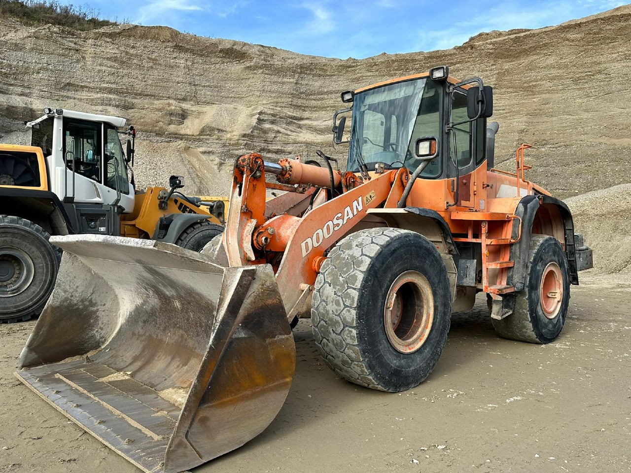 Doosan DL 300 - Ελαστιχοφόρος φορτωτής: φωτογραφία 1 Doosan DL 300 - Ελαστιχοφόρος φορτωτής: φωτογραφία 1