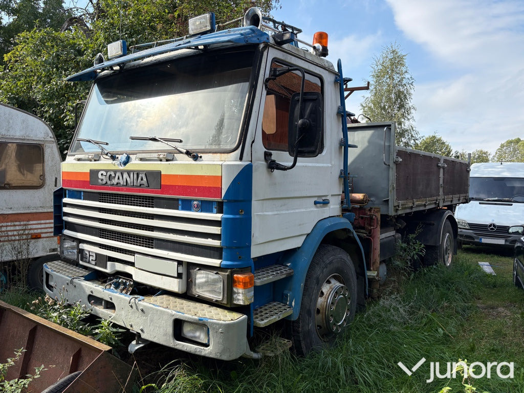 Άλλα μηχανήματα Lastbil Scania P92H 4X2 med lyftkran: φωτογραφία 1