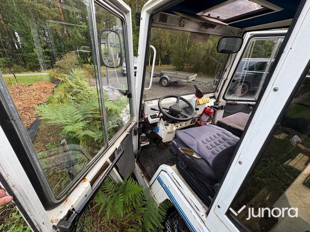 Plogbil - Bagagetruck - Ελκυστήρας αποσκευών: φωτογραφία 5 Plogbil - Bagagetruck - Ελκυστήρας αποσκευών: φωτογραφία 5