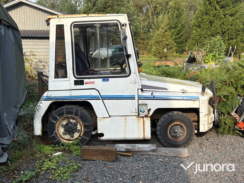 Plogbil - Bagagetruck - Ελκυστήρας αποσκευών: φωτογραφία 1 Plogbil - Bagagetruck - Ελκυστήρας αποσκευών: φωτογραφία 1