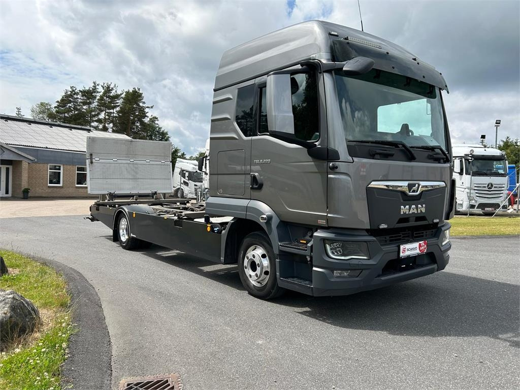 MAN TGL 8-220 4x2 BL incl. 2 stk veksellad - Φορτηγό μεταφοράς εμπορευματοκιβωτίων/ Κινητό αμάξωμα: φωτογραφία 2 MAN TGL 8-220 4x2 BL incl. 2 stk veksellad - Φορτηγό μεταφοράς εμπορευματοκιβωτίων/ Κινητό αμάξωμα: φωτογραφία 2