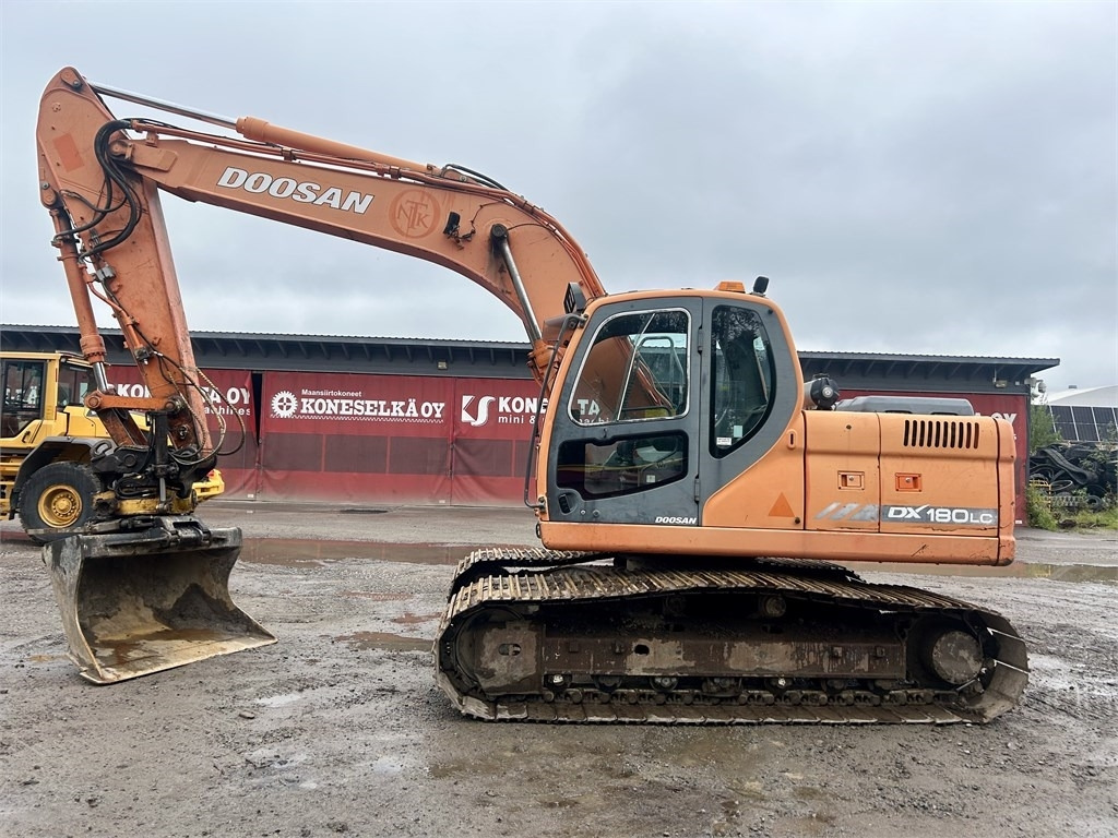 Doosan DX180LC PYÖRITTÄJÄLLÄ - Ερπυστριοφόρος εκσκαφέας: φωτογραφία 1 Doosan DX180LC PYÖRITTÄJÄLLÄ - Ερπυστριοφόρος εκσκαφέας: φωτογραφία 1