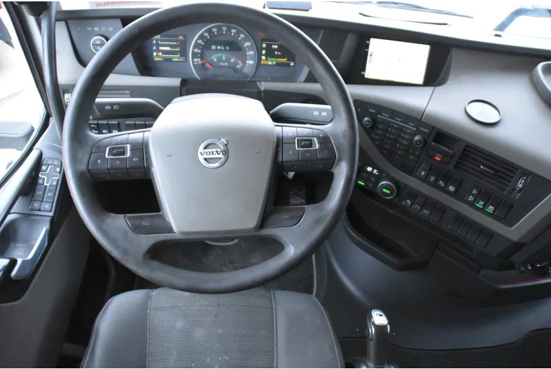 Interior photo 1: Τράκτορας Volvo FH 460 Globe 4x2 - FULL AIR - 628 TKM - HYDRAULIC SYSTEM - PTO - NAVI - 2 x FUEL TANKS -