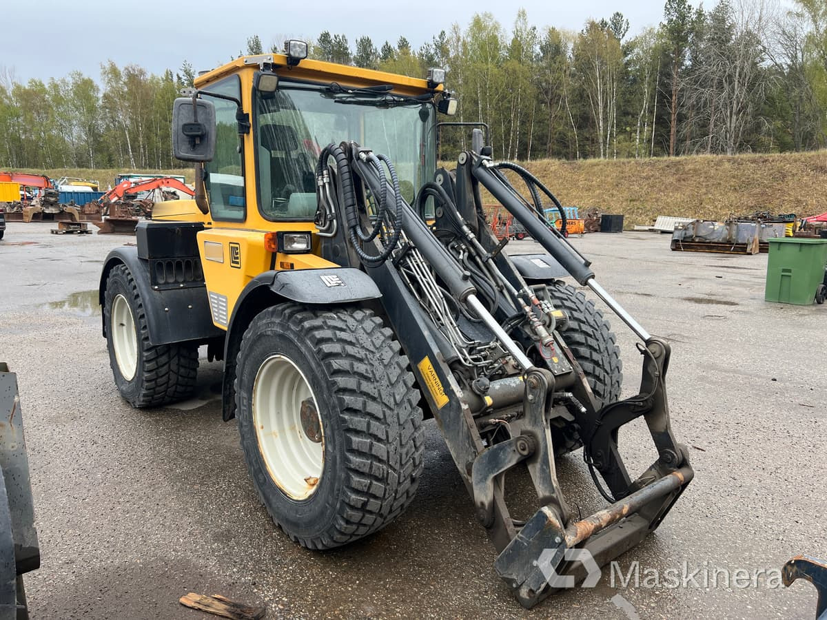 Redskapsbärare Lundberg 6240 med redskap och kombispridare - Ελαστιχοφόρος φορτωτής: φωτογραφία 3 Redskapsbärare Lundberg 6240 med redskap och kombispridare - Ελαστιχοφόρος φορτωτής: φωτογραφία 3