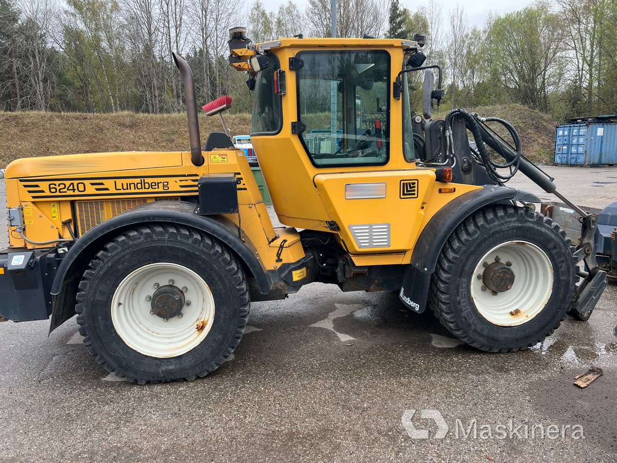 Redskapsbärare Lundberg 6240 med redskap och kombispridare - Ελαστιχοφόρος φορτωτής: φωτογραφία 5 Redskapsbärare Lundberg 6240 med redskap och kombispridare - Ελαστιχοφόρος φορτωτής: φωτογραφία 5