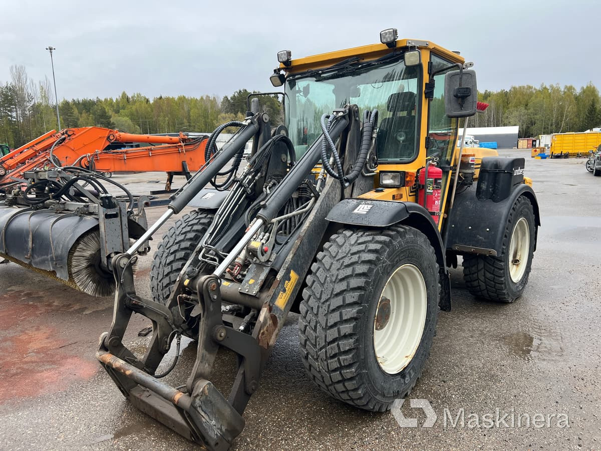 Redskapsbärare Lundberg 6240 med redskap och kombispridare - Ελαστιχοφόρος φορτωτής: φωτογραφία 1 Redskapsbärare Lundberg 6240 med redskap och kombispridare - Ελαστιχοφόρος φορτωτής: φωτογραφία 1