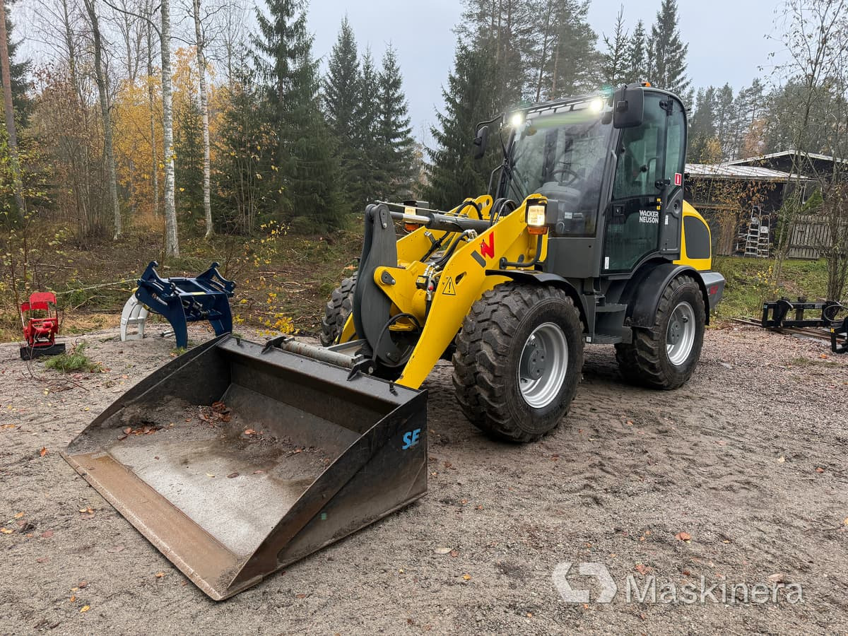 Wacker Neuson WL52 RL50 Hjullastare Wacker Neuson WL52 med Vagn och många redskap - Ελαστιχοφόρος φορτωτής: φωτογραφία 1 Wacker Neuson WL52 RL50 Hjullastare Wacker Neuson WL52 med Vagn och många redskap - Ελαστιχοφόρος φορτωτής: φωτογραφία 1