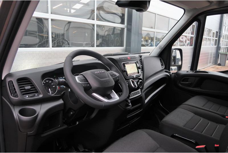Interior photo 3: Βαν Iveco Daily 35S18HV 3.0 L2H2 BPM VRIJ/ AUT/ 2X SCHUIFDEUR/ CAMERA/ CRUISE/ CLIMA/ NAVI/ LED