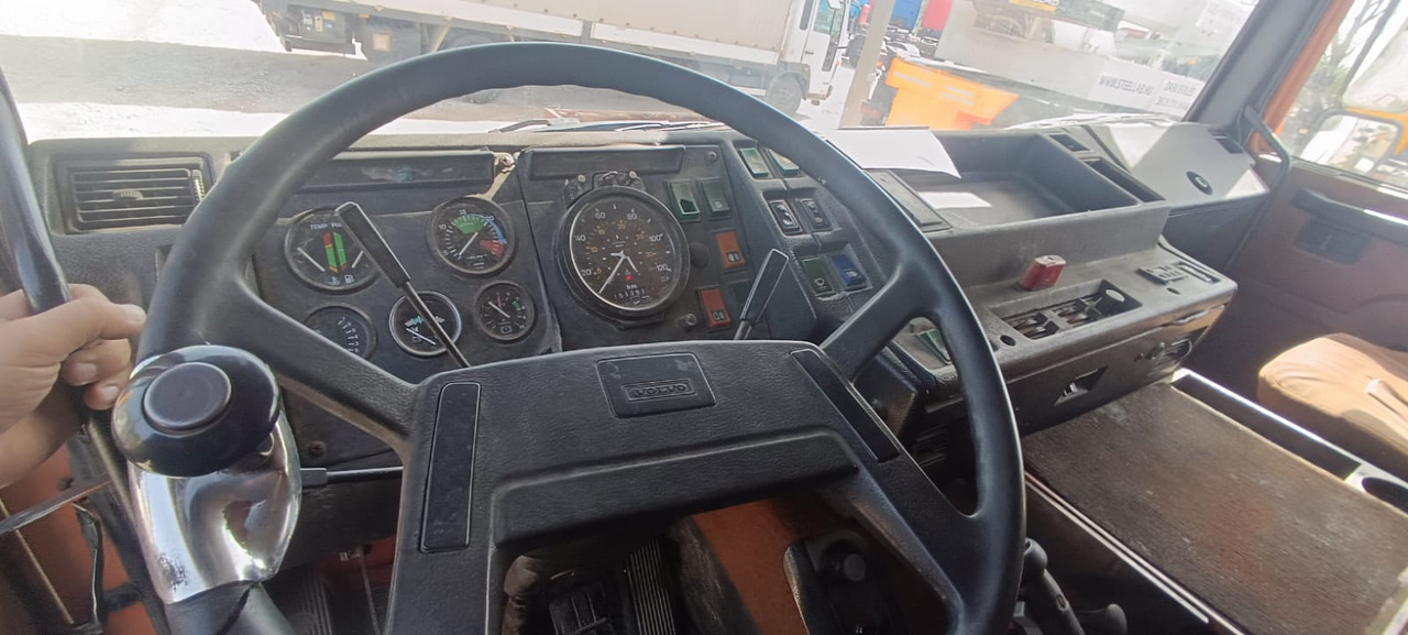 VOLVO F10 - Φορτηγό: φωτογραφία 5 VOLVO F10 - Φορτηγό: φωτογραφία 5