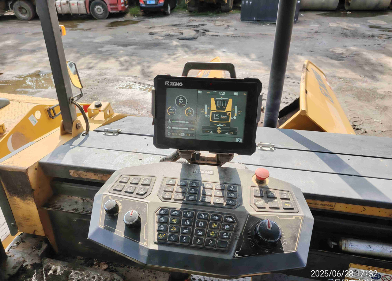 XCMG RP905HDIV used hydraulic mobile asphalt paver - Διαστρωτήρας ασφάλτου: φωτογραφία 4 XCMG RP905HDIV used hydraulic mobile asphalt paver - Διαστρωτήρας ασφάλτου: φωτογραφία 4