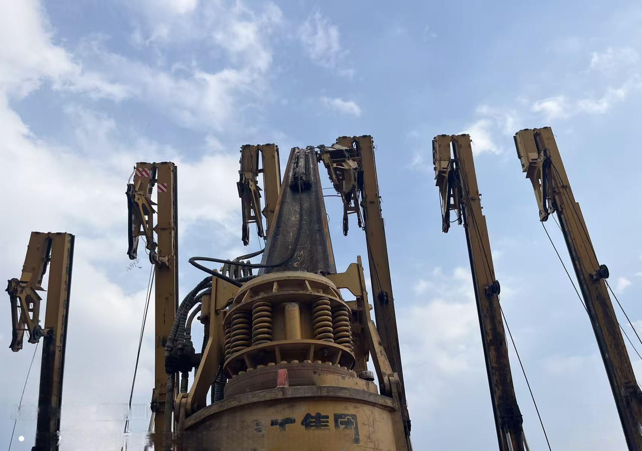 XCMG XR180D used rotary drilling rig machine for sale - Μηχάνημα διάτρησης: φωτογραφία 2 XCMG XR180D used rotary drilling rig machine for sale - Μηχάνημα διάτρησης: φωτογραφία 2